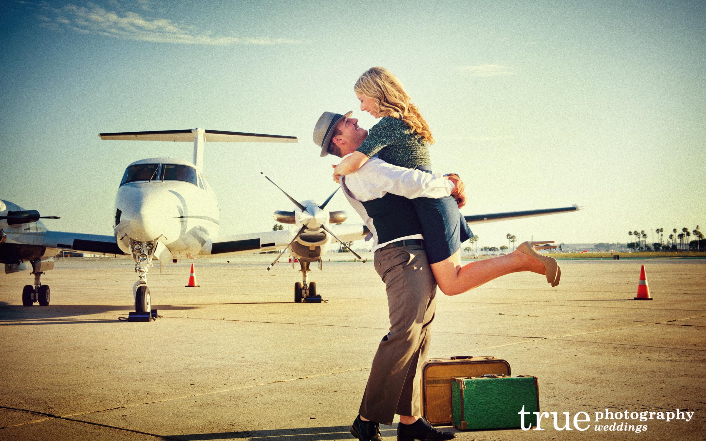 Чему будет рад мужчина. Парень и девушка в аэропорту. Девушка в самолете. Радостная встреча. Встреча в аэропорту влюбленных.