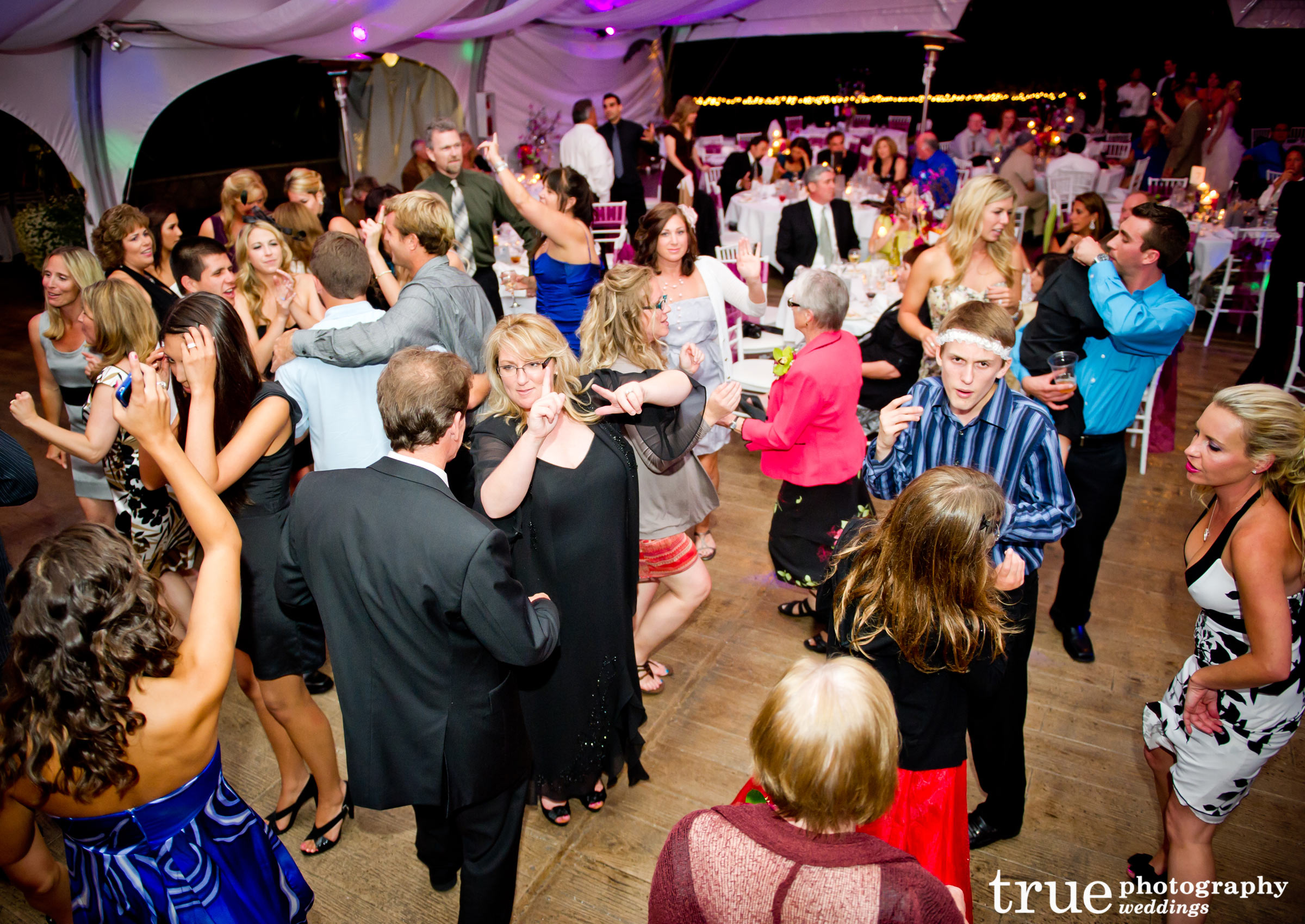 Увеселительные мероприятия это. Пляски на свадьбе. Гости танцуют на свадьбе. Танцы на банкете. Конкурсы на корпоративе для гостей.