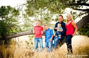 Family-photo-shoot-in-a-field