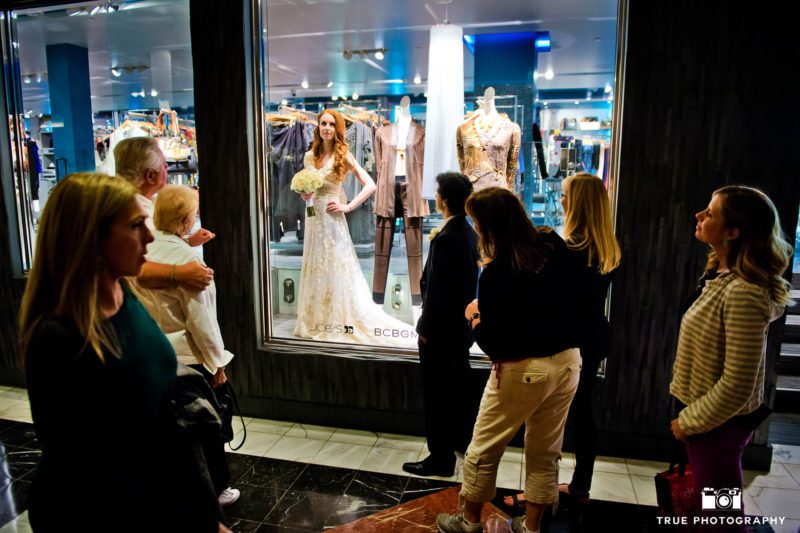 Bride pretends to be mannequin as tourists watch in Las Vegas
