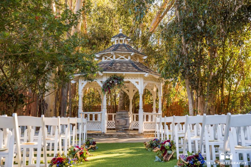 Outdoor wedding ceremony at Twin Oaks Garden